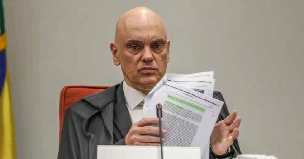 Moraes libera visitas de Flávio Bolsonaro a Jair Bolsonaro com restrições