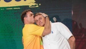 Moraes libera visitas de Flávio Bolsonaro ao pai em prisão domiciliar em Brasília
