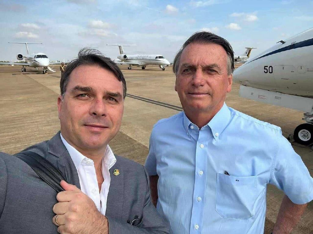 Moraes solicita parecer da PGR sobre pedido de visita de Flávio Bolsonaro ao pai
