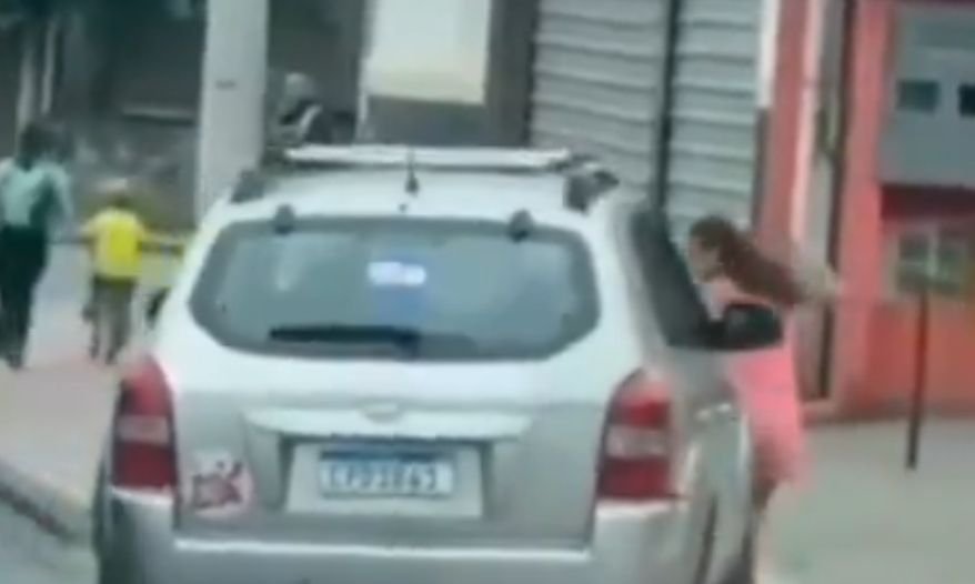 Motorista é preso em Ilhabela após atropelar duas crianças em ato político de Flávio
