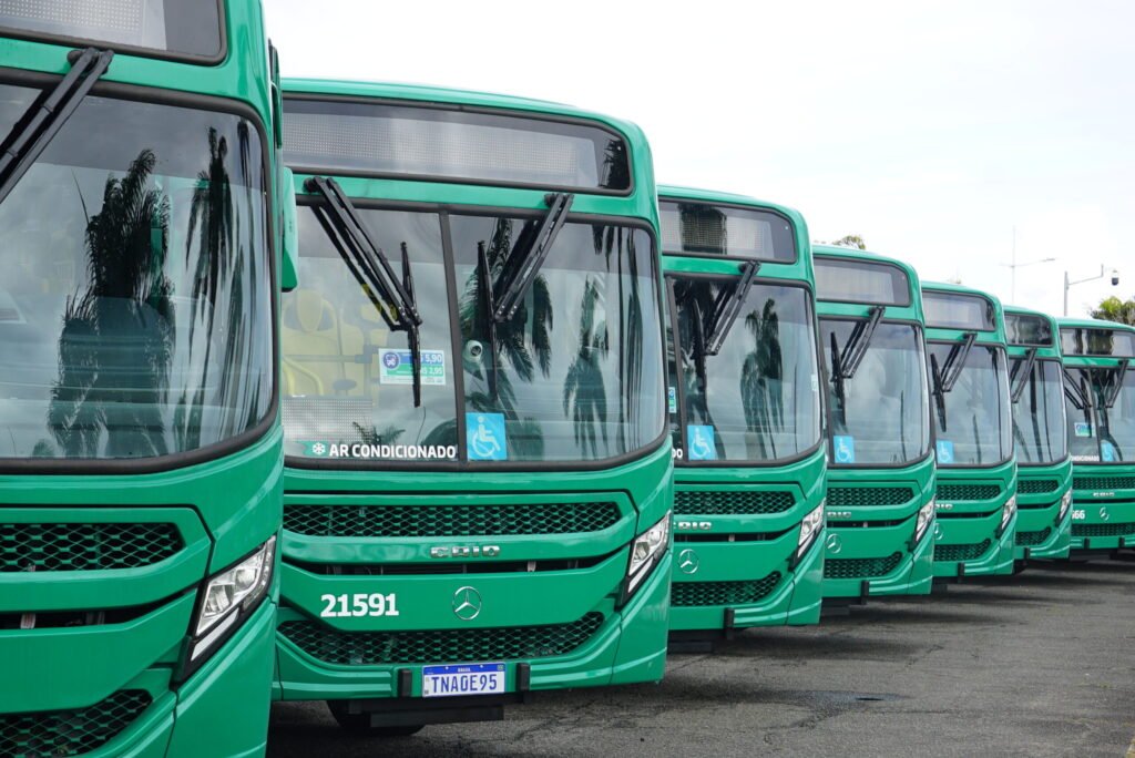 Ônibus param de circular em bairros de Salvador após violência