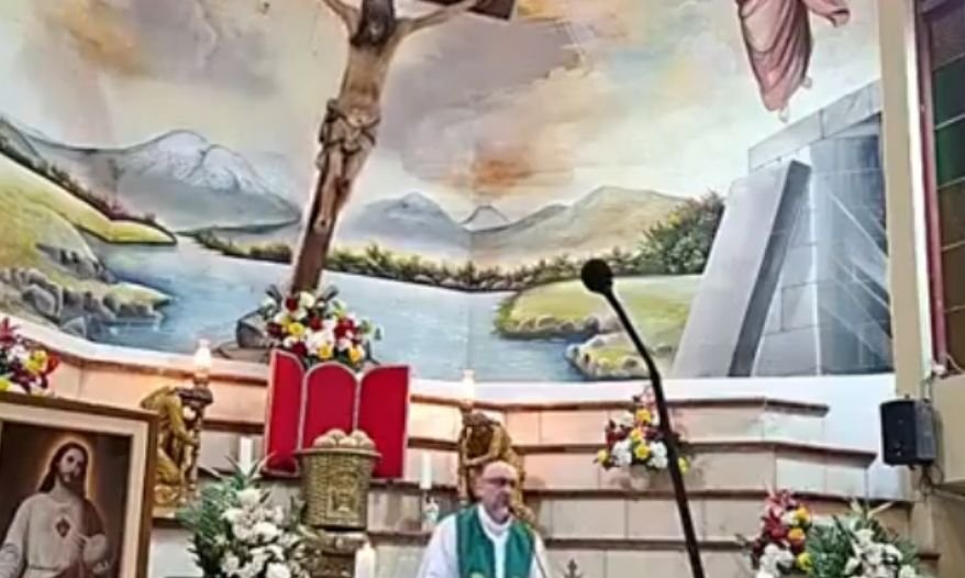 Padre Patricio Alfredo Sánchez Molinari morre após cruz cair sobre ele em missa no Equador