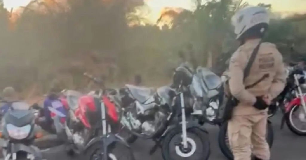 PM retira 14 motos de circulação após flagrar evento clandestino de grau em Salvador