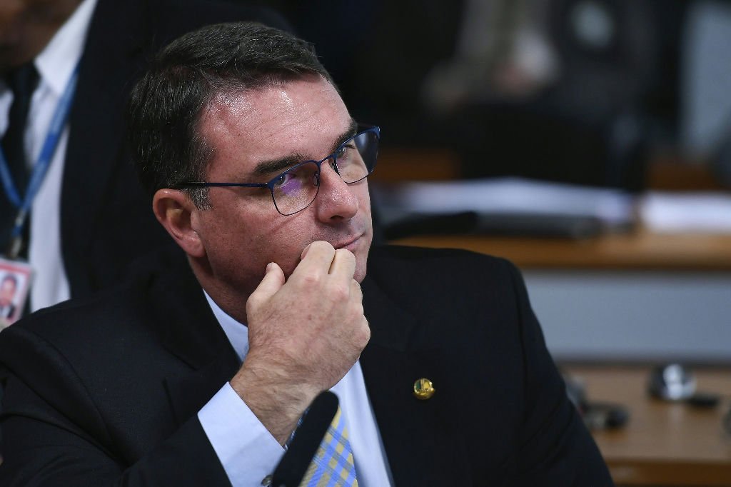 Polícia Federal cumpre mandados de busca em endereços ligados a Flávio Bolsonaro