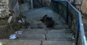 Polícia investiga morte de homem encontrado carbonizado e com mãos amarradas no Lobato, em Salvador