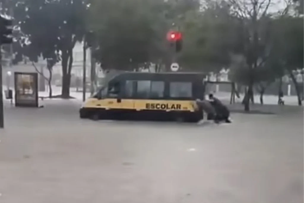 Policiais militares resgatam van escolar ilhada durante temporal em São Paulo