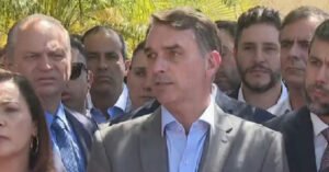 Proposta de Flávio Bolsonaro sobre reeleição enfrenta estagnação no Senado