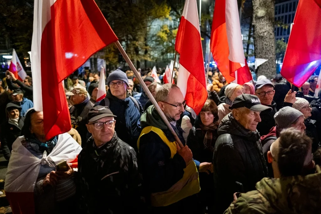 Protesto em Varsóvia após Suspensão de chefe do Tribunal Constitucional