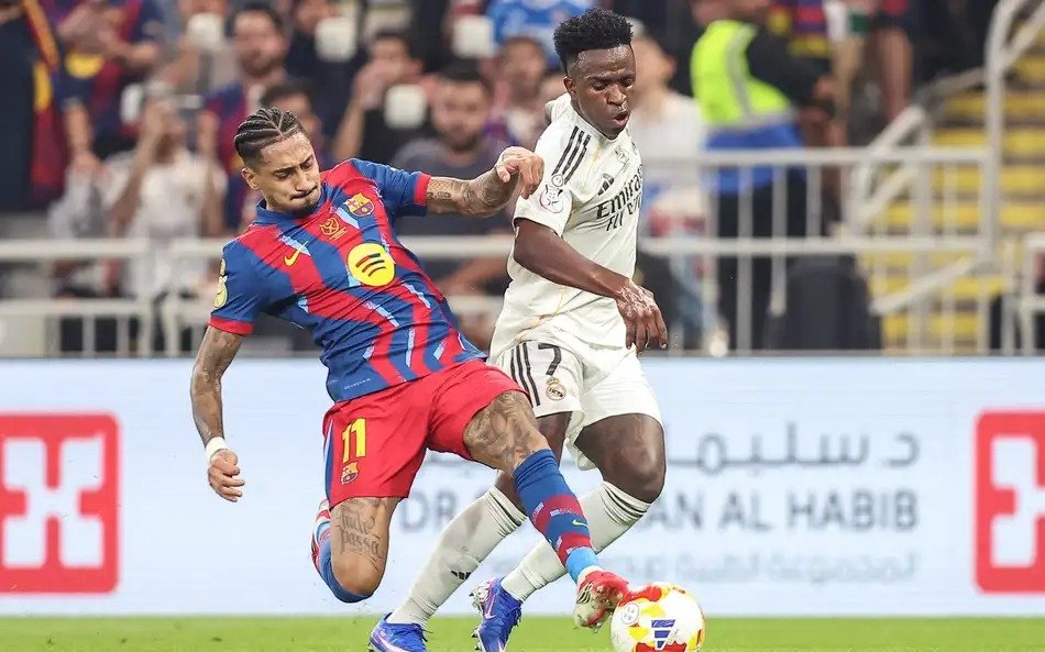 Raphinha busca superar marca de Vinícius Júnior na artilharia brasileira do clássico espanhol