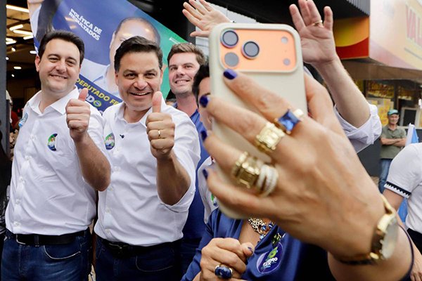Ratinho Junior apoia Flávio Bolsonaro e Greca declara voto em Lula