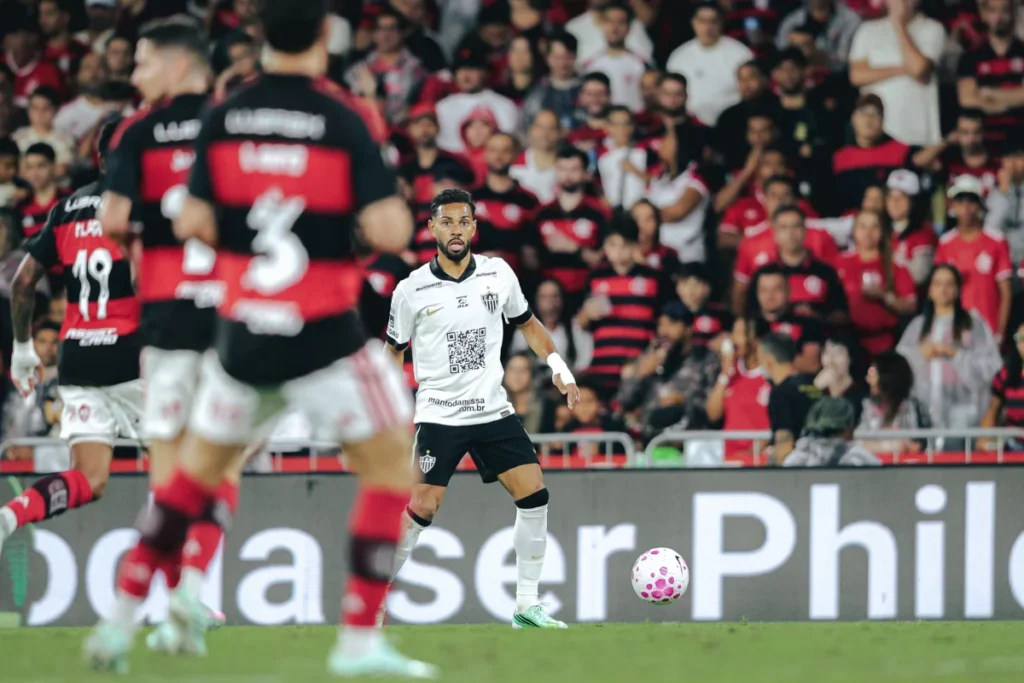 Renan Lodi assume pênalti e polêmica marca vitória do Flamengo sobre o Atlético-MG