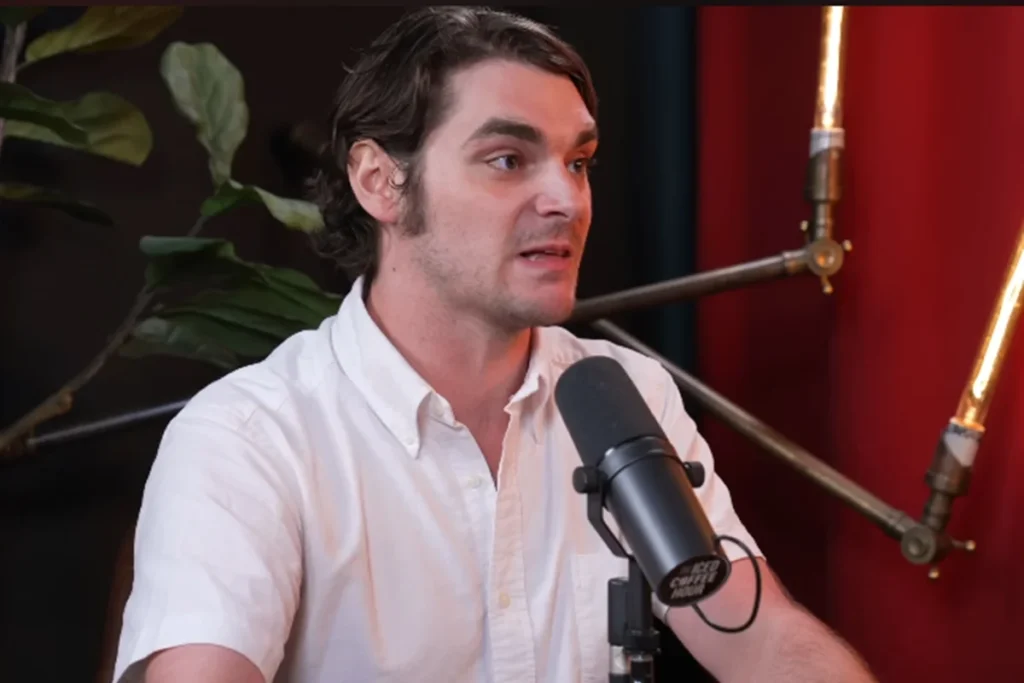 RJ Mitte revela que perdeu ganhos de Breaking Bad após golpe de empresária