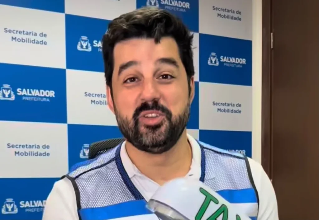 Secretário aponta adesivos políticos como causa de atrasos em frota