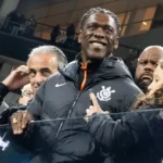 Seedorf acompanha jogo...