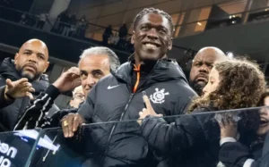 Seedorf acompanha jogo do corinthians na neo química arena e canta com a torcida