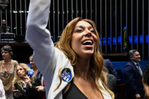 Senado aprova fim da escala 6x1 e Erika Hilton celebra vitória histórica
