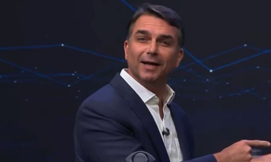 Senador faz mea-culpa sobre saúde no debate e ironiza adversário