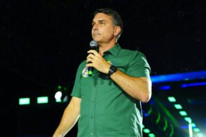 Senador flávio bolsonaro aborda pautas da comunidade LGBT em evento político