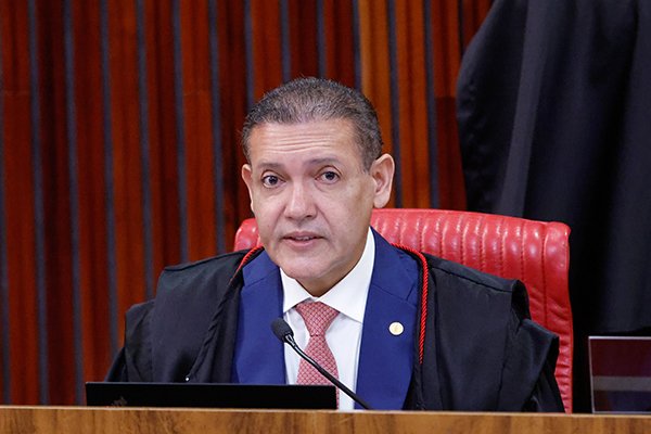 Suspeição de ministro do TSE é solicitada por juristas após decisões em canais políticos