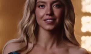 Sydney Sweeney rebate críticas e ironiza apostadores em nova campanha publicitária