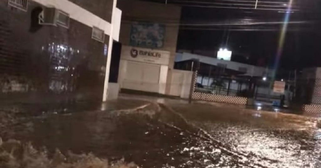 Temporal de madrugada causa alagamentos e transtornos em Vitória da Conquista