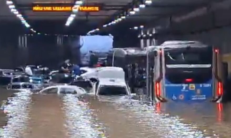 Temporal em São Paulo causa morte, alagamentos e trava trânsito com 1.000 km de lentidão