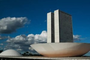 Teto de corredor na Câmara dos Deputados desaba e altera acesso