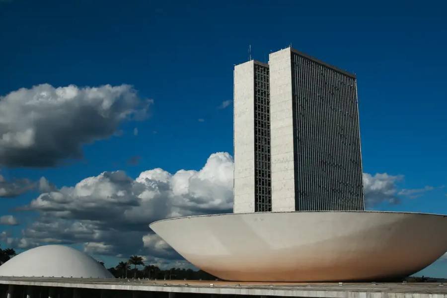 Teto de corredor na Câmara dos Deputados desaba e altera acesso