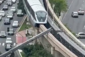 Trem atinge guindaste que tombou sobre trilhos de monotrilho na zona leste