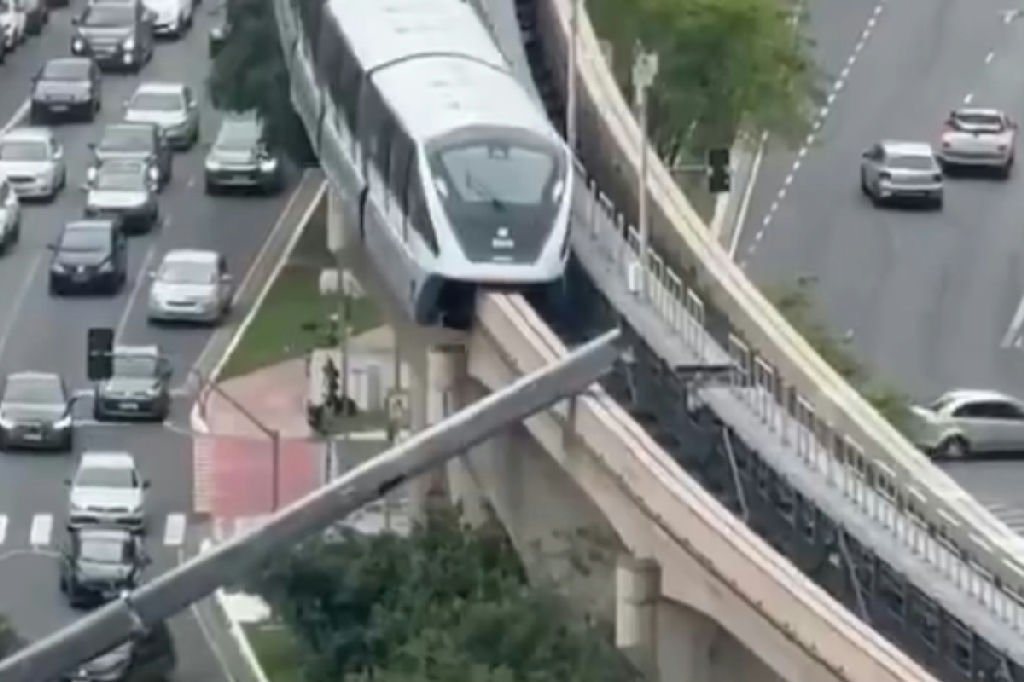 Trem atinge guindaste que tombou sobre trilhos de monotrilho na zona leste