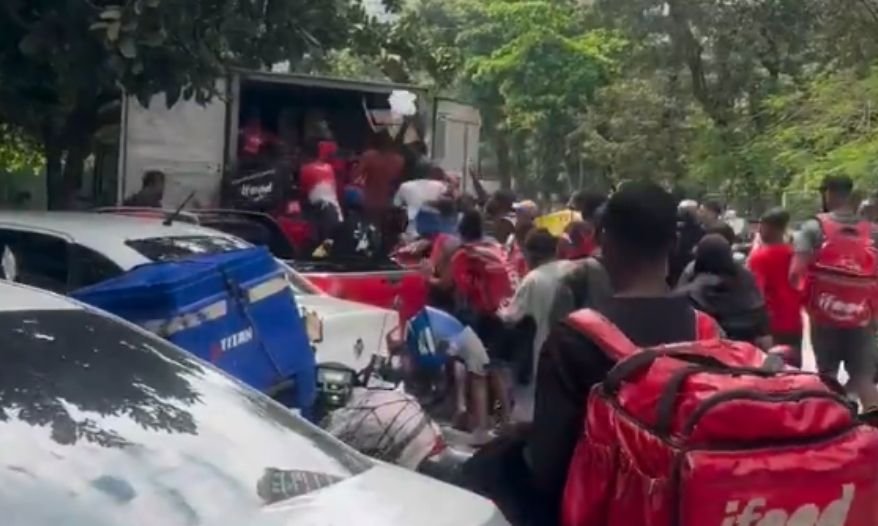 Tumulto marca ação de troca de mochilas do iFood na Barra da Tijuca