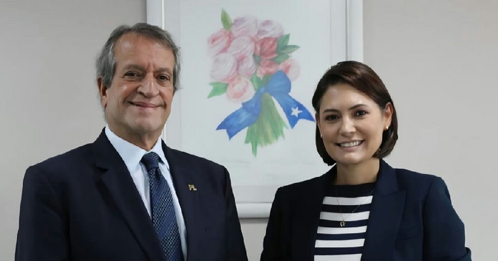 Valdemar e Michelle posam sorridentes em dia de viagem de Flávio