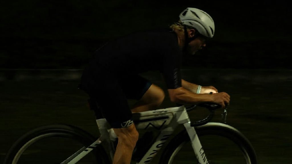 Valtteri Bottas percorre centenas de quilômetros de bicicleta até o GP de Cingapura