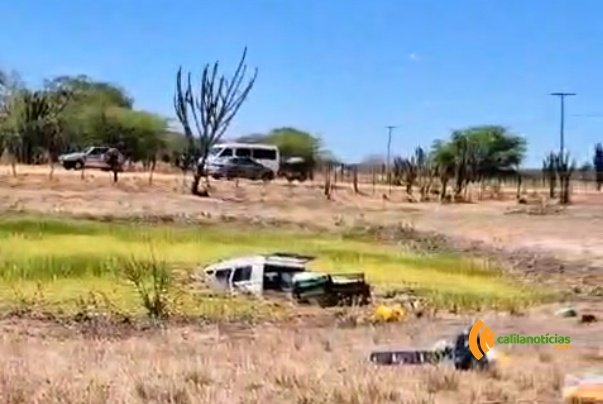 Van com nove passageiros invade fazenda e termina submersa em lagoa na Bahia