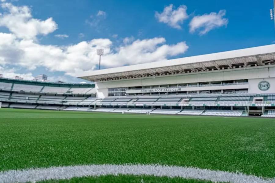 Vitória enfrenta o Coritiba no estádio Couto Pereira pelo Brasileirão