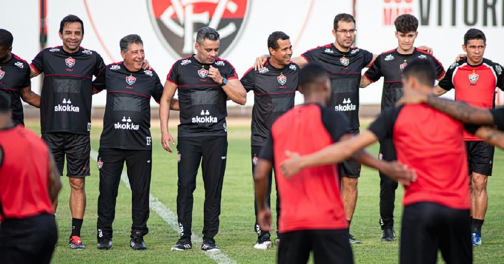 Vitória testa esquema com três zagueiros e pontas nas alas diante do Coritiba