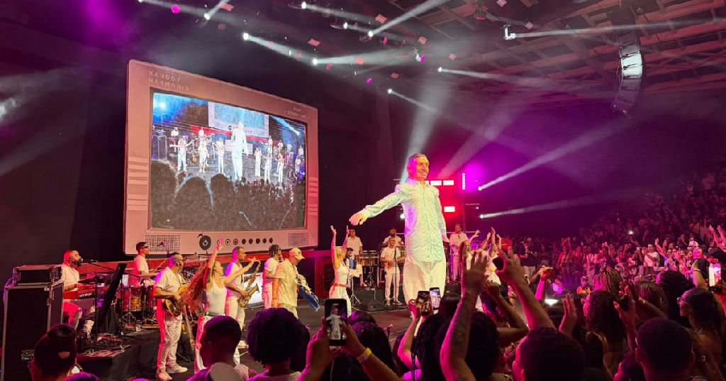Xanddy Harmonia recebe boneco gigante de Olinda durante apresentação em Salvador