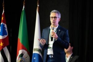 Zema oficializa apoio a Flávio Bolsonaro e critica retorno do PT ao poder no segundo turno