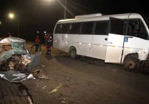 Colisão entre carro e micro-ônibus deixa feridos em Conceição do Coité; motorista fica em estado grave