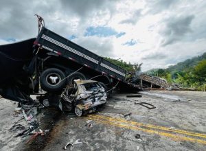 Acidente com ônibus e carreta deixa 38 mortos no interior de Minas Gerais