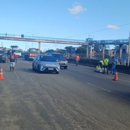 Cinco dias após fechamento da cratera, trecho da BR-324 próximo a Feira de Santana é interditado para avaliações