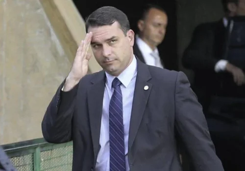 Flávio Bolsonaro nega irregularidades em contrato com empresa ligada a