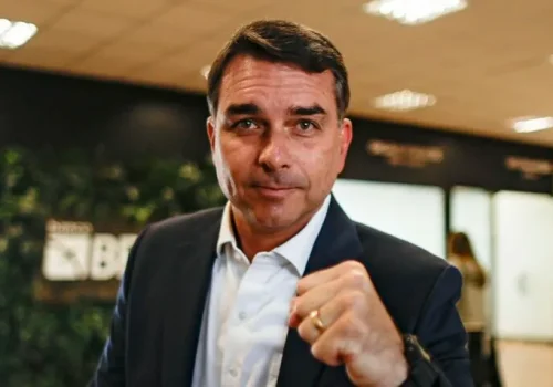 Flávio Bolsonaro questiona urnas eletrônicas e TSE rebate declarações
