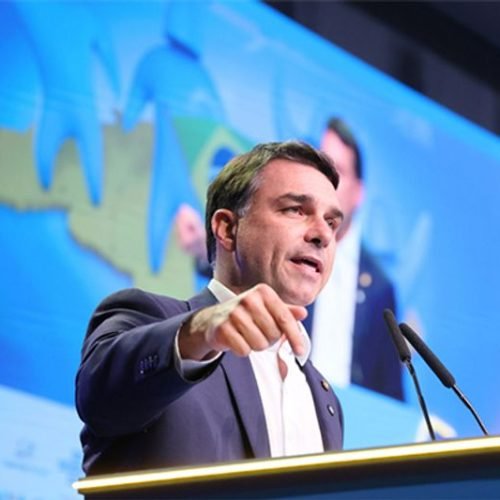 Flávio Bolsonaro repete informação falsa sobre urnas e caso é comparado a precedente que levou à cassação de Francischini
