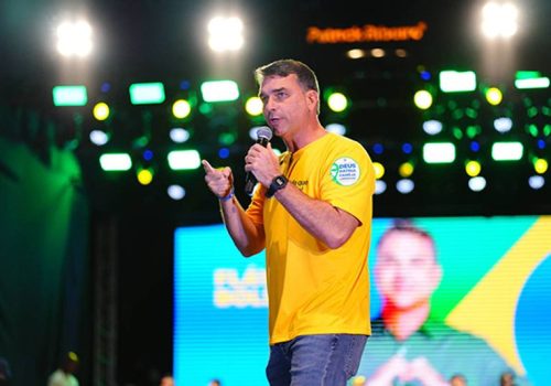 Flávio Bolsonaro repete o pai e propaga dado falso sobre urnas