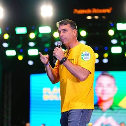 Flávio Bolsonaro repete o pai e propaga dado falso sobre urnas