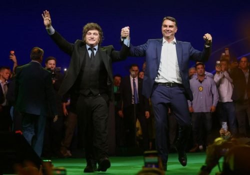 Flávio lança candidatura ao Planalto e mira memória de Jair Bolsonaro em fala ao lado de Milei e Tarcísio