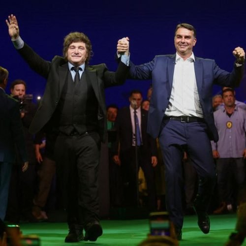 Flávio lança candidatura ao Planalto e mira memória de Jair Bolsonaro em fala ao lado de Milei e Tarcísio