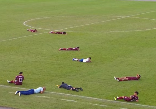 Jogadores se deitam em campo para se proteger de abelhas durante final do Baianão Sub-20