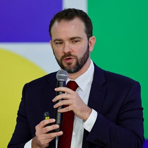 Ministro da Fazenda chama Milei de palhaço e rebate críticas sobre economia brasileira
